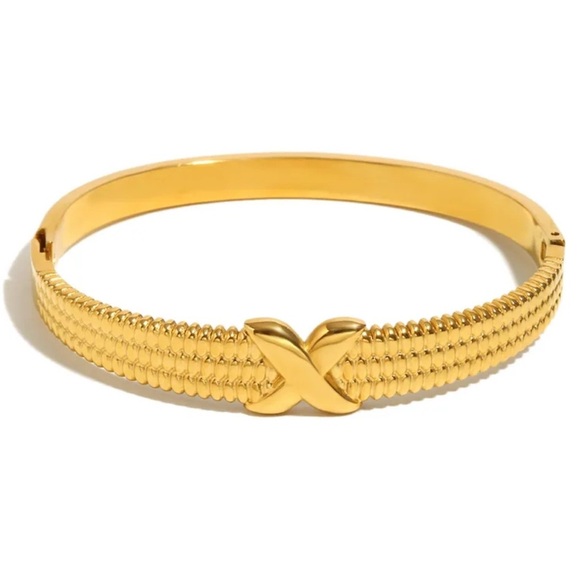 Elegant Gold filled Bangle Bracelet - Picture 1 of 1